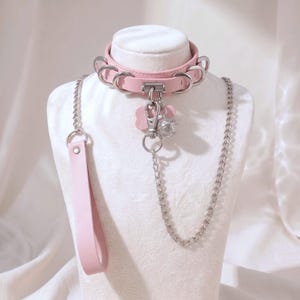 Roze PU-leren choker set, gepersonaliseerde halsband met belletje en pootafdruklabel, verstelbaar punk-gotisch sieraad, cadeau voor hem