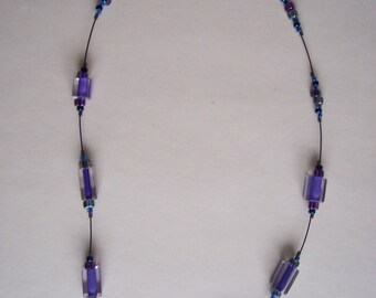 Gargantilla vintage de cuentas de vidrio hechas a mano con cuentas de pavo real de color morado iridiscente