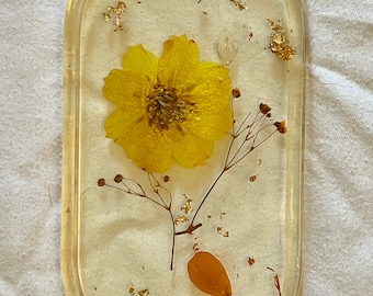 Handgemaakt wastafelblad van hars: gedroogde bloemen en gouden vlokken