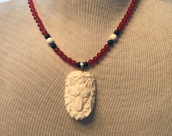 Halsketting van gesneden vosbeen: edelsteenkralen, sterlingzilveren sluiting