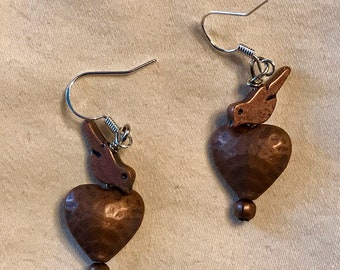 Handgemaakte vintage koperen hangoorbellen met vogel- en valentijnshart kralen