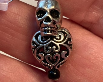 Handgemaakte met schedel doorboorde hangoorbellen: goth, Day of the Dead, steampunk, nikkelvrije haken