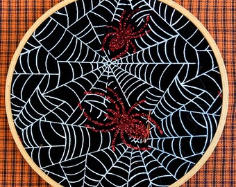 Handgemaakte Halloween Decor Red Sparkle Spinnen in Spinnenwebben Muur Hangende Vintage Stof Houten Hoepel