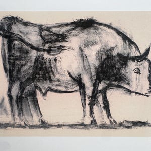 Op de afbeelding: Zwart-witte schets van een stier. Het kunstwerk toont een zijaanzicht van het dier, met zichtbare hoorns en een gedetailleerd oog. De stijl doet denken aan een houtskooltekening, met zichtbare penseelstreken en schaduwen.