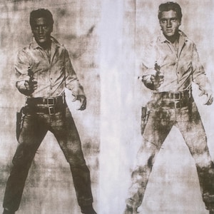 Op de afbeelding: Een zwart-wit print met twee gespiegelde afbeeldingen van een persoon die een pistool vasthoudt. De persoon draagt een overhemd, jeans en een riem. Een holster is zichtbaar. De print heeft een vintage, verweerde uitstraling.