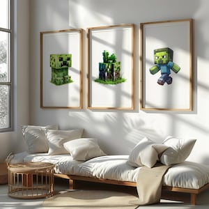 Puede incluir: Tres impresiones artísticas enmarcadas con personajes de Minecraft. Las impresiones muestran un Creeper verde, una estructura en bloques con vegetación y un zombi. La obra de arte está sobre un fondo blanco, con marcos de madera, y se exhibe en un espacio vital moderno y luminoso.