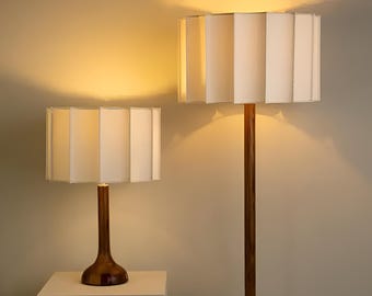 Lámpara de pie artesanal de roble danés / Lámpara de pie de madera de estilo moderno de mediados de siglo / Iluminación decorativa escandinava para el hogar.