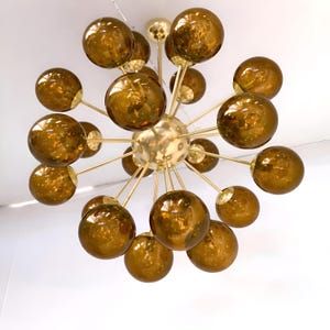 Lámpara de araña Sputnik Ventiquattro de Murano de la década de 1950 – Cristal amarillo real y latón, estilo italiano moderno de mediados de siglo.