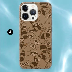 Op de afbeelding: Een smartphonehoesje met een herhalend patroon van bruine en donkerbruine wasberen met zwarte oogmaskers. Het hoesje heeft een uitsparing voor een camerasysteem met drie lenzen linksboven. Een zwarte cirkel met het witte cijfer 4 staat aan de linkerkant.