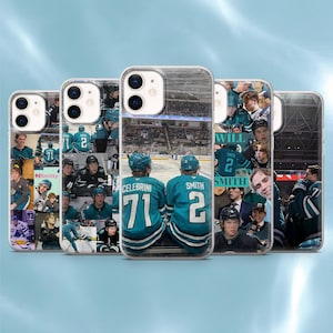 Könnte beinhalten: Fünf transparente Handyhüllen. Jede Hülle zeigt eine Collage von Bildern, darunter Eishockeyspieler in türkisfarbenen Trikots mit den Nummern 71 und 2. Die Hüllen zeigen ein Hockey-Thema mit Actionaufnahmen und Spielerporträts.