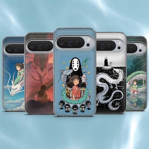 Op de afbeelding: Een verzameling van vijf telefoonhoesjes met kleurrijke illustraties uit een populaire animatiefilm. Elke hoes toont verschillende personages en scènes, met een verscheidenheid aan kleuren en ontwerpen. De hoesjes zijn gemaakt van transparant plastic.