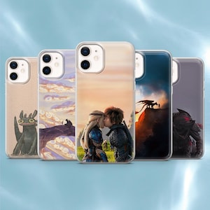 Può includere: Una collezione di cinque custodie per telefoni con immagini del film d'animazione "Dragon Trainer". Le custodie mostrano varie scene e personaggi, tra cui una coppia che si bacia, una silhouette di drago e altri personaggi.