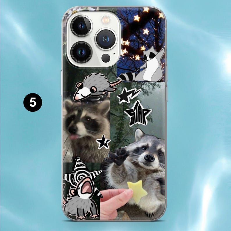 Op de afbeelding: Een doorzichtig smartphonehoesje met een collage van wasbeer- en opossumafbeeldingen. Het ontwerp bevat fotografische en ge&iuml;llustreerde wasberen, een cartoon-opossum en stervormige afbeeldingen, waaronder een ster-symbool.