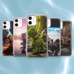 Puede incluir: Una colección de cinco fundas para teléfonos que presentan al personaje Groot de Guardianes de la Galaxia. Cada funda muestra una escena o pose diferente de Groot, con colores vibrantes y obras de arte detalladas. Las fundas están diseñadas para adaptarse a varios modelos de teléfonos.