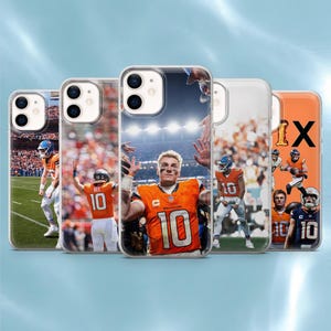 Puede incluir: Una colección de cinco fundas transparentes para teléfono con imágenes de jugadores de fútbol americano en acción. Las fundas muestran jugadores con uniformes naranjas y azules, con fotos de acción en un campo verde y en un estadio. Para iPhone.
