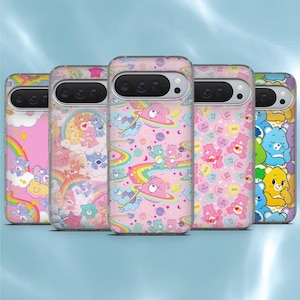 Könnte beinhalten: Fünf Handyhüllen mit farbenfrohen Care Bear-Designs. Die Hüllen weisen verschiedene Muster auf, darunter Regenbogen, Sterne und die Care Bears-Charaktere. Die Farbpalette umfasst Rosa, Blau, Gelb und Grün.