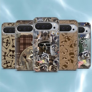 Op de afbeelding: Vijf smartphonehoesjes met diverse wasbeerontwerpen. De hoesjes tonen patronen van wasbeergezichten, een collage met een wasbeer met een zonnebril en een wasbeer die naar een stervorm reikt, allemaal voorzien van uitsparingen voor cameralenzen.