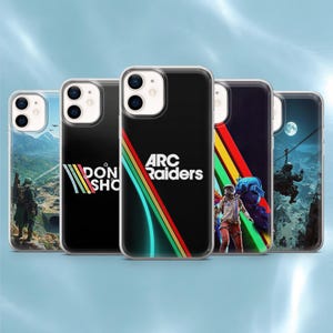 Könnte beinhalten: Eine Sammlung von fünf Handyhüllen mit verschiedenen Designs. Eine Hülle zeigt den Text "DON SHO" mit einem Streifendesign, während eine andere "ARC Raiders" mit einem farbenfrohen, abgewinkelten Streifen zeigt. Weitere Hüllen zeigen Landschafts- und Science-Fiction-Grafiken.