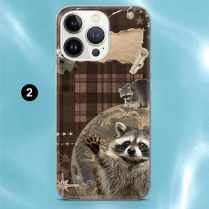 Op de afbeelding: Een smartphonehoesje met een bruine ruitjesachtergrond, een collage van twee wasberen, waarvan er &eacute;&eacute;n staat en &eacute;&eacute;n zwaait, samen met gescheurde papiertexturen, kleine sterillustraties en een cirkelvormige sterrenkaart in bruin- en tinten.