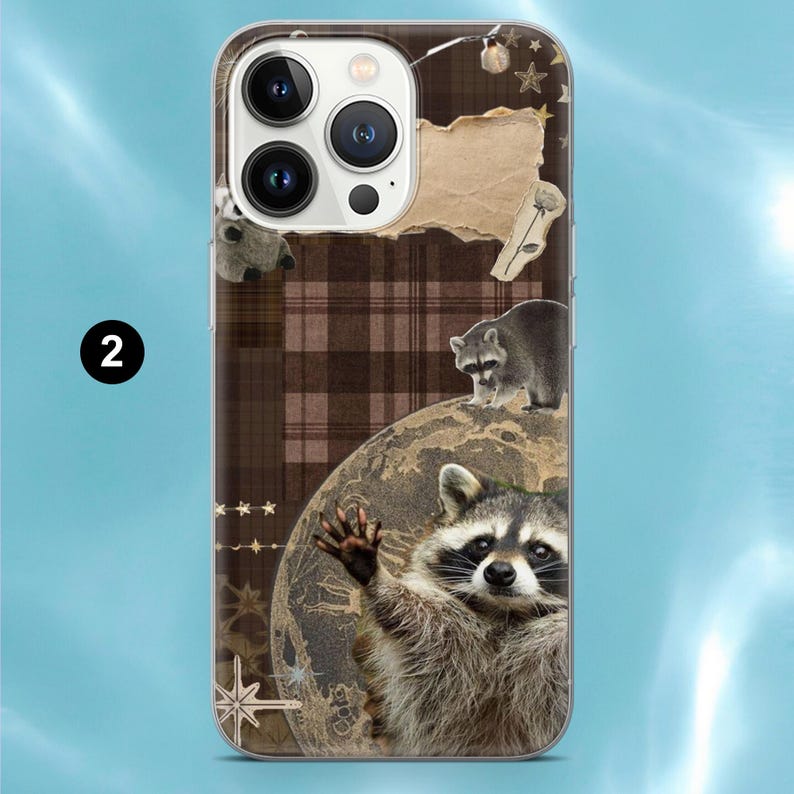 Op de afbeelding: Een smartphonehoesje met een bruine ruitjesachtergrond, een collage van twee wasberen, waarvan er &eacute;&eacute;n staat en &eacute;&eacute;n zwaait, samen met gescheurde papiertexturen, kleine sterillustraties en een cirkelvormige sterrenkaart in bruin- en tinten.