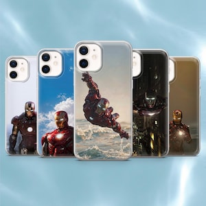 Puede incluir: Una colección de cinco fundas para teléfono con diseños de Iron Man. Las fundas muestran varias poses de acción y escenas de las películas de Iron Man, con colores vibrantes y gráficos detallados. Las fundas están diseñadas para un modelo de teléfono específico.