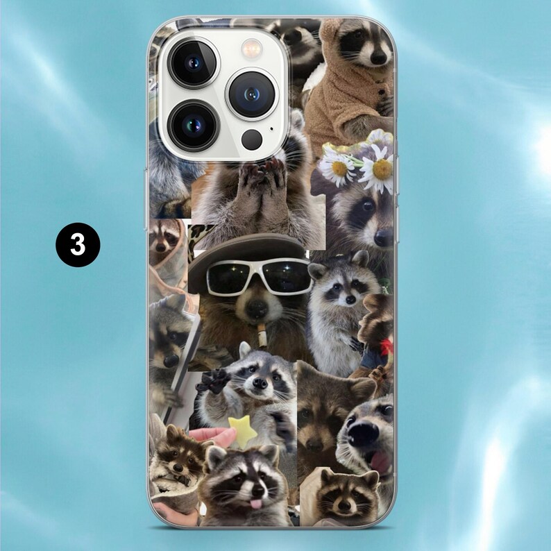 Op de afbeelding: Een doorzichtig smartphonehoesje met een collage van diverse wasbeer-afbeeldingen, waaronder een wasbeer met een zonnebril, een wasbeer met een madeliefjeskrans en een wasbeer in een bruine outfit met capuchon, met een zwarte cirkel met het cijfer 3.