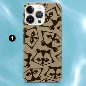 Op de afbeelding: Een smartphonehoesje met een herhalend patroon van donkerbruine wasbeertjes op een beige achtergrond. Het hoesje heeft een uitsparing voor een camerasysteem met drie lenzen aan de linkerbovenkant en het cijfer &eacute;&eacute;n in een zwarte cirkel links.