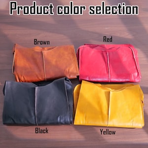 K&ouml;nnte beinhalten: Bild zeigt eine Produktauswahl. Vier Lederbeutel in Braun, Rot, Schwarz und Gelb werden gezeigt. Die Beutel sind rechteckig mit einem Klappenverschluss. Der Text "Product color selection" steht oben.