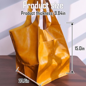 K&ouml;nnte beinhalten: Senfgelbe Ledertasche mit einer Tasche. Die Tasche ist 60 cm breit, 38 cm hoch und 25 cm dick. Der Text "Product size" ist oben im Bild zu sehen.
