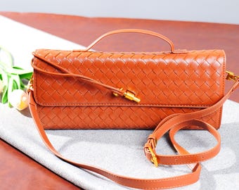 Pochette baguette en cuir PU tressé avec fermoir en métal — Sac à bandoulière convertible et poignée supérieure