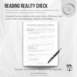 Op de afbeelding: Een wit printbaar werkblad getiteld READING REALITY CHECK met secties voor cursusdetails, kernregels, focus van de professor en examennotities. Een zwarte balpen ligt diagonaal over de rechterbenedenhoek van het document.