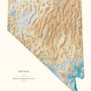 Puede incluir: Un mapa topográfico detallado de Nevada, con una mezcla de tonos marrón, beige y azul. El mapa destaca el terreno montañoso y los cuerpos de agua del estado, con el nombre "NEVADA" impreso en la parte inferior.
