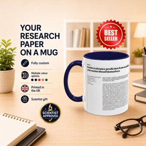 Op de afbeelding: Een witte mok met een marineblauwe binnenkant en handvat, bedrukt met een onderzoekspaper. De mok heeft de tekst "YOUR RESEARCH PAPER ON A MUG" en "BEST SELLER". Een cadeau voor wetenschappers.