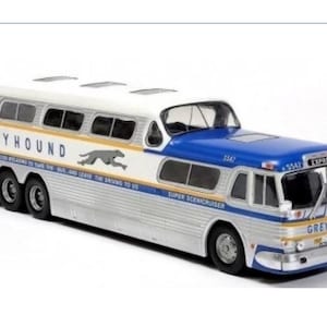 Peut inclure: Maquette d'un bus Greyhound vintage, blanc avec des détails bleus et argentés. Le bus présente le logo Greyhound, des fenêtres et des inscriptions telles que "SUPER SCENICRUISER" et "EXPRESS".