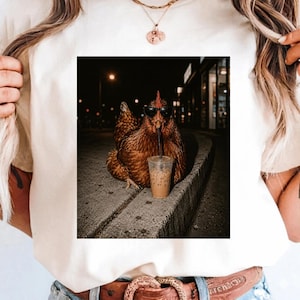 Huhn trinkt Eiskaffee (PNG): Lustiges Meme für Hühner-Kaffee-Liebhaber, sarkastischer Humor, trendige Bauernhoftier-Cliparts (digitaler Download)