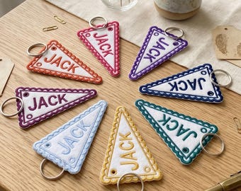 Llavero personalizado con nombre, etiqueta de fieltro bordada, etiqueta personalizada para mochila infantil, bonito adorno para bolso, regalo para bebés y niños.