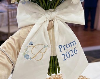 Cinta personalizada para ramo de graduación 2026, lazo de satén bordado a medida, envoltorio de flores para graduación con inicial del nombre, regalo de graduación para ella.