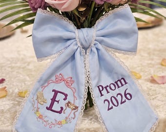 Ramo de graduación personalizado con lazo, cinta con nombre bordado, decoración floral estética para la noche de graduación.