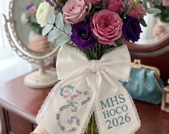 Lazo personalizado para ramo de graduación, flores para el baile de bienvenida 2026, inicial del nombre bordada a medida, bonito envoltorio para ramo de graduación, regalo para el baile de la escuela secundaria
