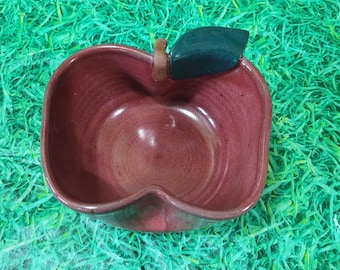Voth Stoneware/ceramic Apple Dish