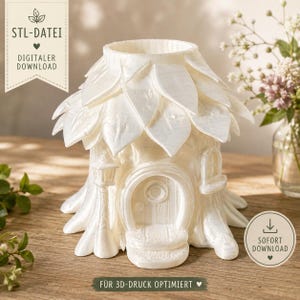 Könnte beinhalten: Ein weißes 3D-gedrucktes Baumstumpfhaus mit einem Dach aus geschichteten Blättern, einer kleinen Bogentür, einer Laterne und einem Fenster. Der Text auf dem Bild enthält STL-DATEI, DIGITALER DOWNLOAD, SOFORT DOWNLOAD und FÜR 3D-DRUCK OPTIMIERT.