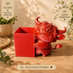 May include: A bright red 3D-printed desk organizer featuring a stylized highland cow figure attached to the side of a square container. The image includes text labels stating STL-DATEI DIGITALER DOWNLOAD, SOFORT DOWNLOAD, and FÜR 3D-DRUCK OPTIMIERT.