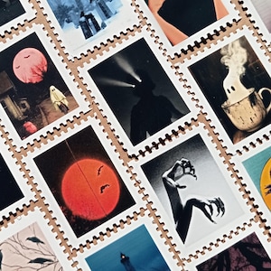 Könnte beinhalten: Ein Bogen quadratischer Briefmarken mit verschiedenen dunklen und gotischen Illustrationen, darunter Silhouetten von Figuren, ein Geist in einer Teetasse, ein Vollmond, ein Vampirmund und klauenartige Hände, angeordnet in einem Raster.