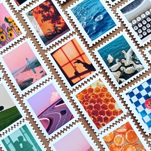 Può includere: Una collezione di francobolli rettangolari con diverse immagini fotografiche tra cui girasoli, una bicicletta al tramonto, onde dell'oceano, una macchina da scrivere, un faro, un favo, un pomodoro e fette di agrumi.