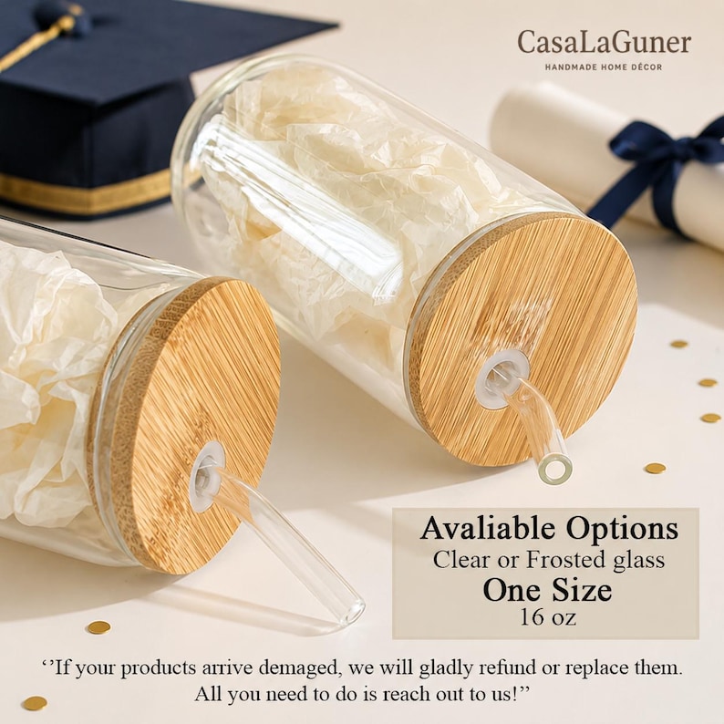 K&ouml;nnte beinhalten: Zwei transparente Glasbecher mit Bambusdeckeln und Glasstrohhalmen. Die Becher sind mit wei&szlig;em Papier gef&uuml;llt und mit "Avaliable Options Clear or Frosted glass One Size 16 oz" beschriftet. Das CasaLaGuner-Logo befindet sich oben rechts.