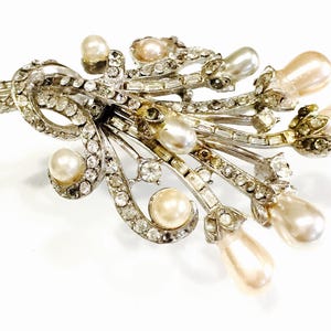 Elegant Antique Brooch with Rhinestones & Synthetic Pearls | Vintage Pearl Brooch for Men and Women | Unique Gold Wedding Brooch Gift