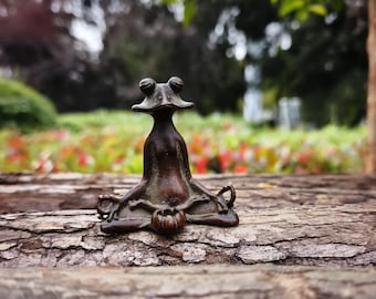 Ren koppar retro meditationsgrodaskulptur / heminredning hantverk på skrivbordet