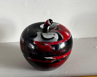 Ornamento a forma di mela in resina effetto marmo rosso, bianco e nero