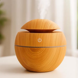 Puede incluir: Difusor de aceites esenciales marrón claro con un patrón de vetas de madera. La base esférica tiene una banda plateada y un símbolo de botón de encendido. La parte superior es una cúpula a juego con vetas de madera, ligeramente entreabierta, con vapor ascendente.