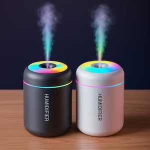 Op de afbeelding: Twee cilindrische luchtbevochtigers, één zwart en één wit, met een regenboogkleurige lichtring rond de boven- en onderkant. Het woord "HUMIDIFIER" staat verticaal op de voorkant van elk apparaat. Elke luchtbevochtiger stoot damp uit.